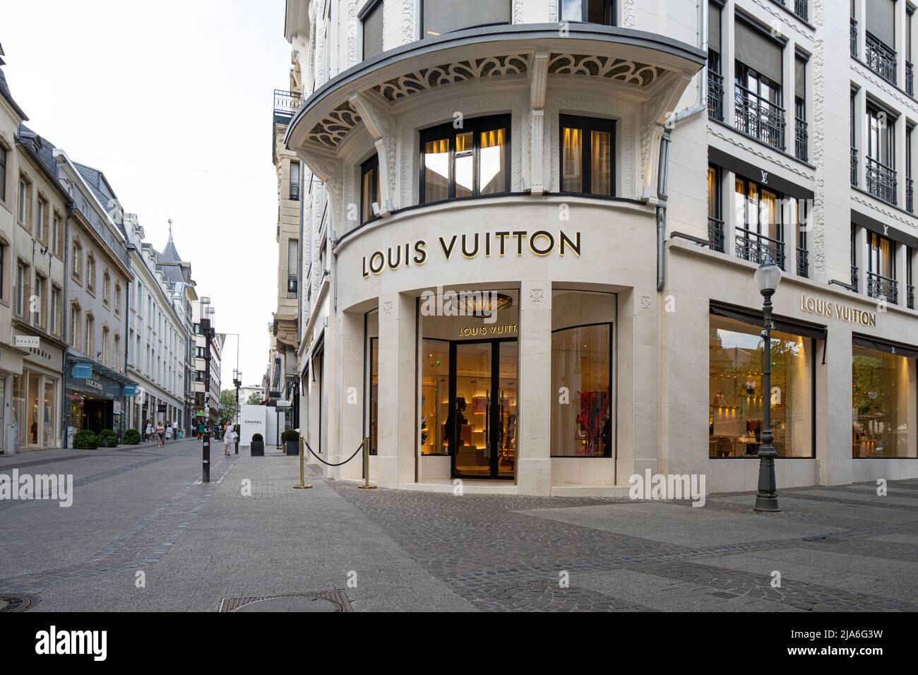 Luxemburg-Stadt, Mai 2022. Außenansicht des Louis Vuitton Markenschuppens im Stadtzentrum Stockfoto