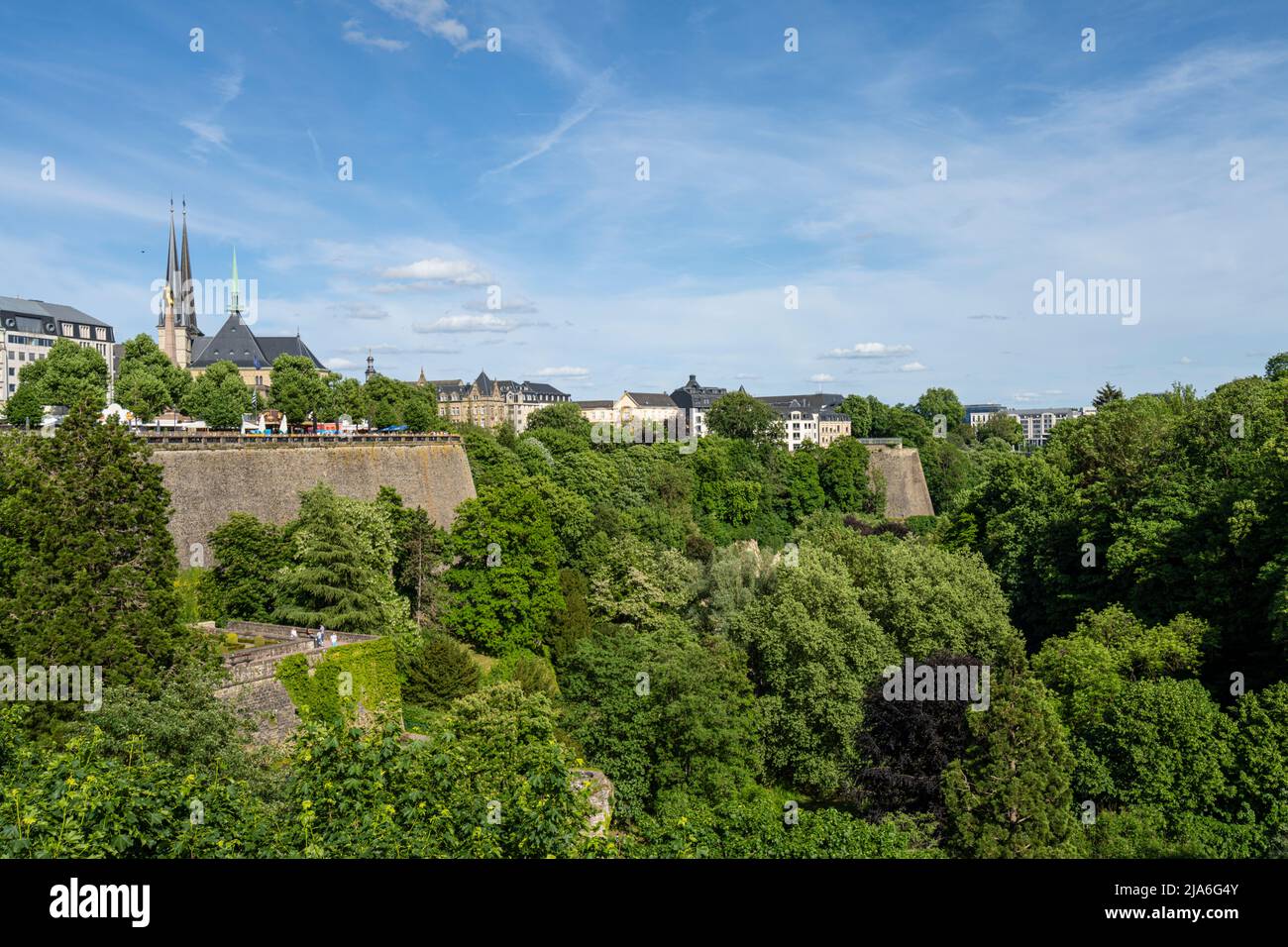 Luxemburg-Stadt, Mai 2022. Panoramablick auf die Petrusse-Kasematten im Stadtzentrum Stockfoto