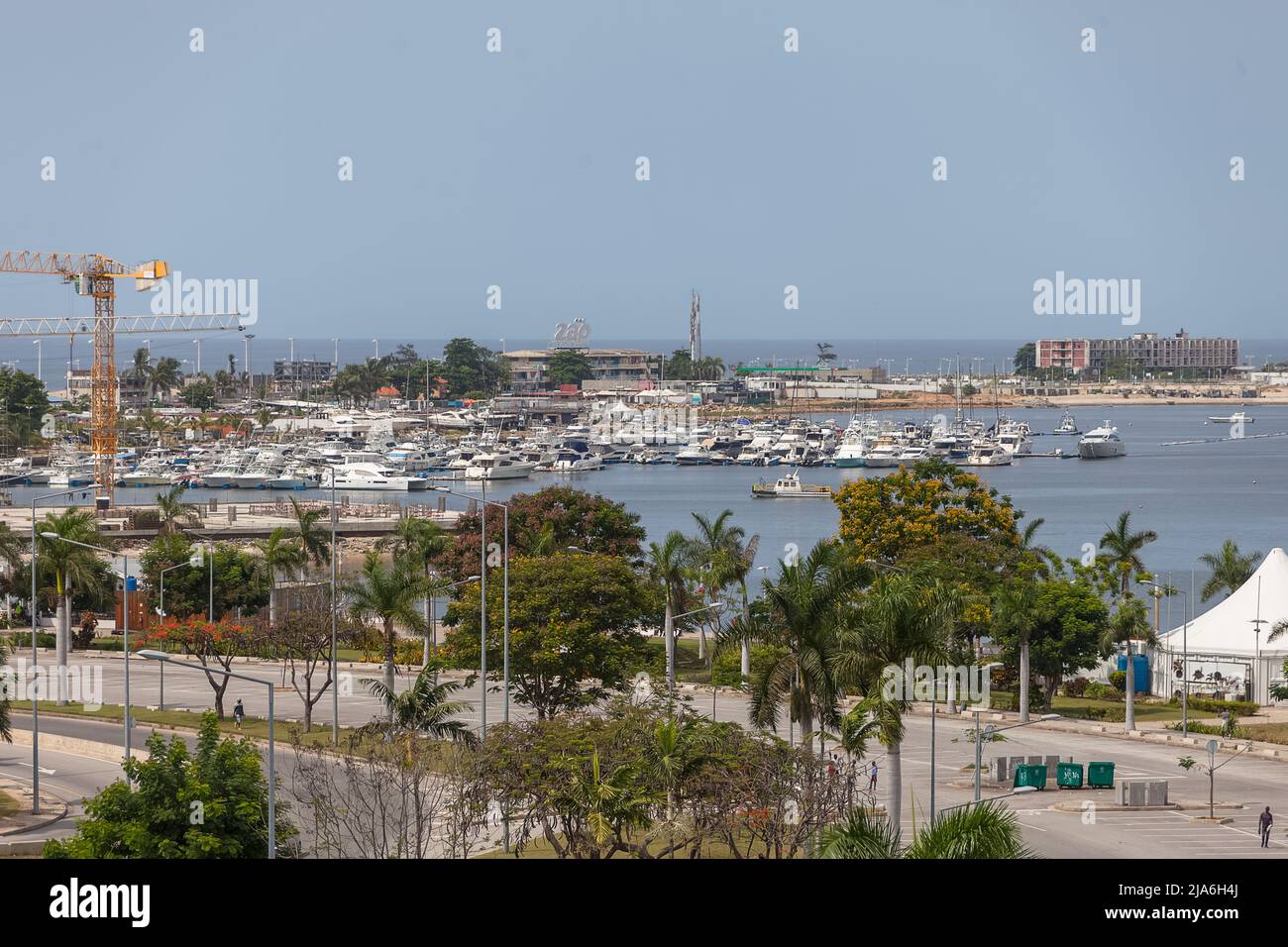 Luanda Angola - 10 13 2021: Luanda Bucht, Luftaufnahme an der Marina auf Cape Island, ilha do cabo, atlantik, Parcela 3 und Downtown Luanda Marginal Stockfoto