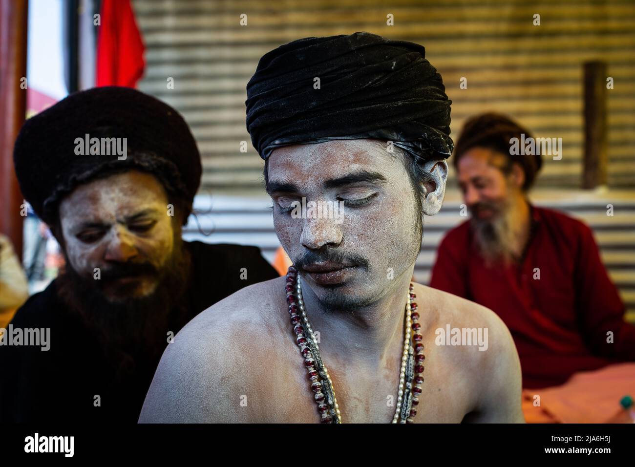 Prayagraj, Uttar Pradesh, Indien. 14. Januar 2019. Sadhus hängen in einem Zelt, wo sie schlafen, essen und ihre Zeit damit verbringen, philosophische Fragen während der Kumbh Mela zu diskutieren. Alle zwölf Jahre beginnen Millionen von hinduistischen Anhängern eine massive Pilgerfahrt zu den heiligsten indischen Festen: Dem Kumbha Mela, der in Prayagraj stattfindet, einem Ort, der als besonders vielversprechend gilt, weil er sich am Zusammenfluss des Ganges, Yamuna und des mythischen Samswati befindet. Es wird geschätzt, dass im Jahr 2019 120 Millionen Menschen im Laufe von eineinhalb Monaten an der heiligen Einfriedung teilnahmen. Diese Zahlen, e Stockfoto