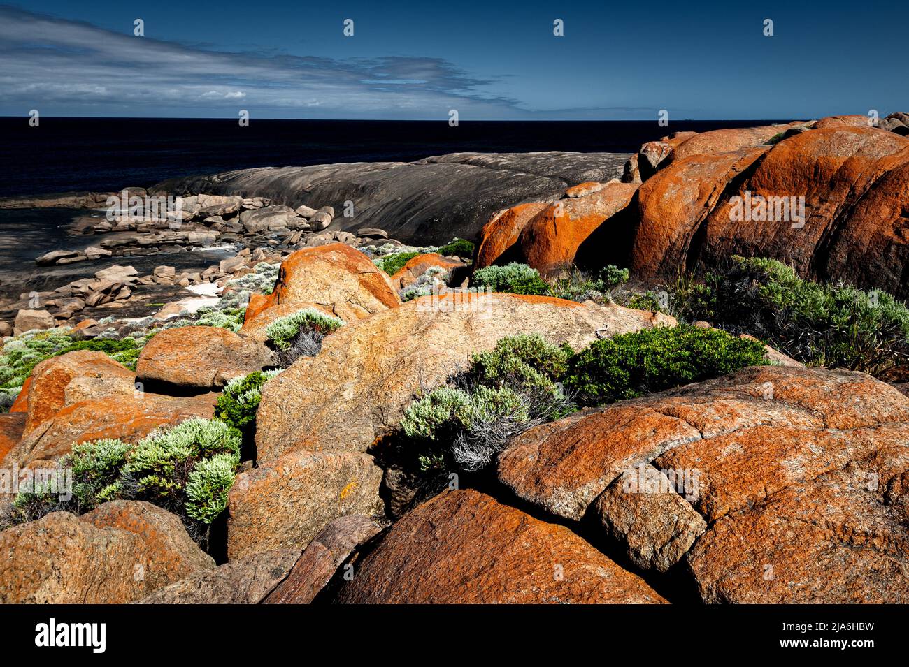 Flechten bedeckte Felsen in Quarry Bay im Leeuwin-Naturaliste National Park. Stockfoto