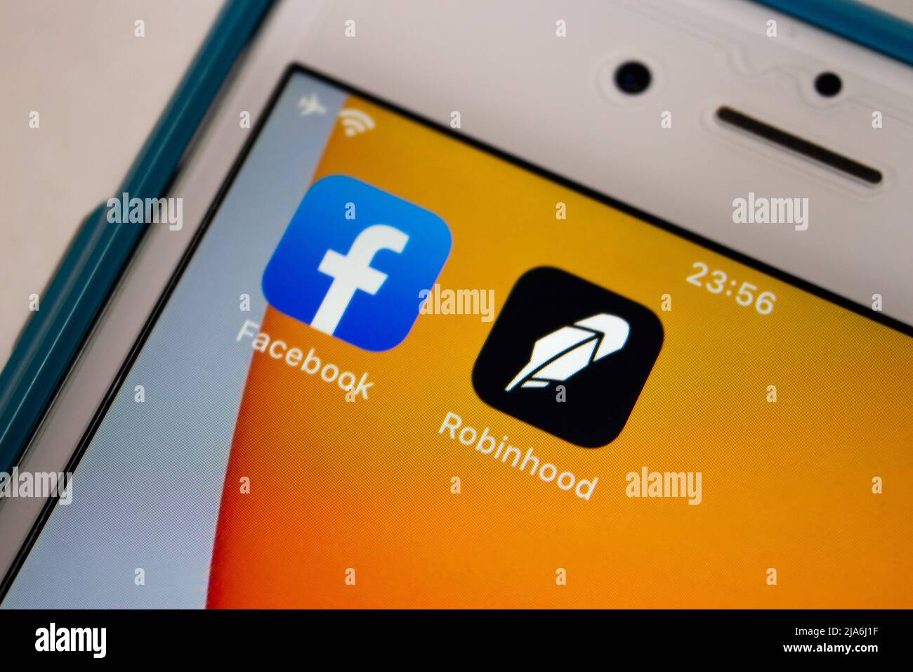 Kumamoto, JAPAN - Jan 31 2021 : Robinhood (US-Finanzdienstleister, bekannt für kommissions-freien Handel von Aktien und Börsenfonds) & Facebook auf dem iPhone Stockfoto