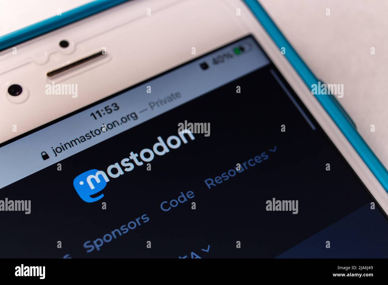 Kumamoto, JAPAN - Feb 8 2021 : Mastodon-Logo, kostenlose Open-Source-Software zum Ausführen von selbst gehosteten SNS auf einem iPhone Stockfoto