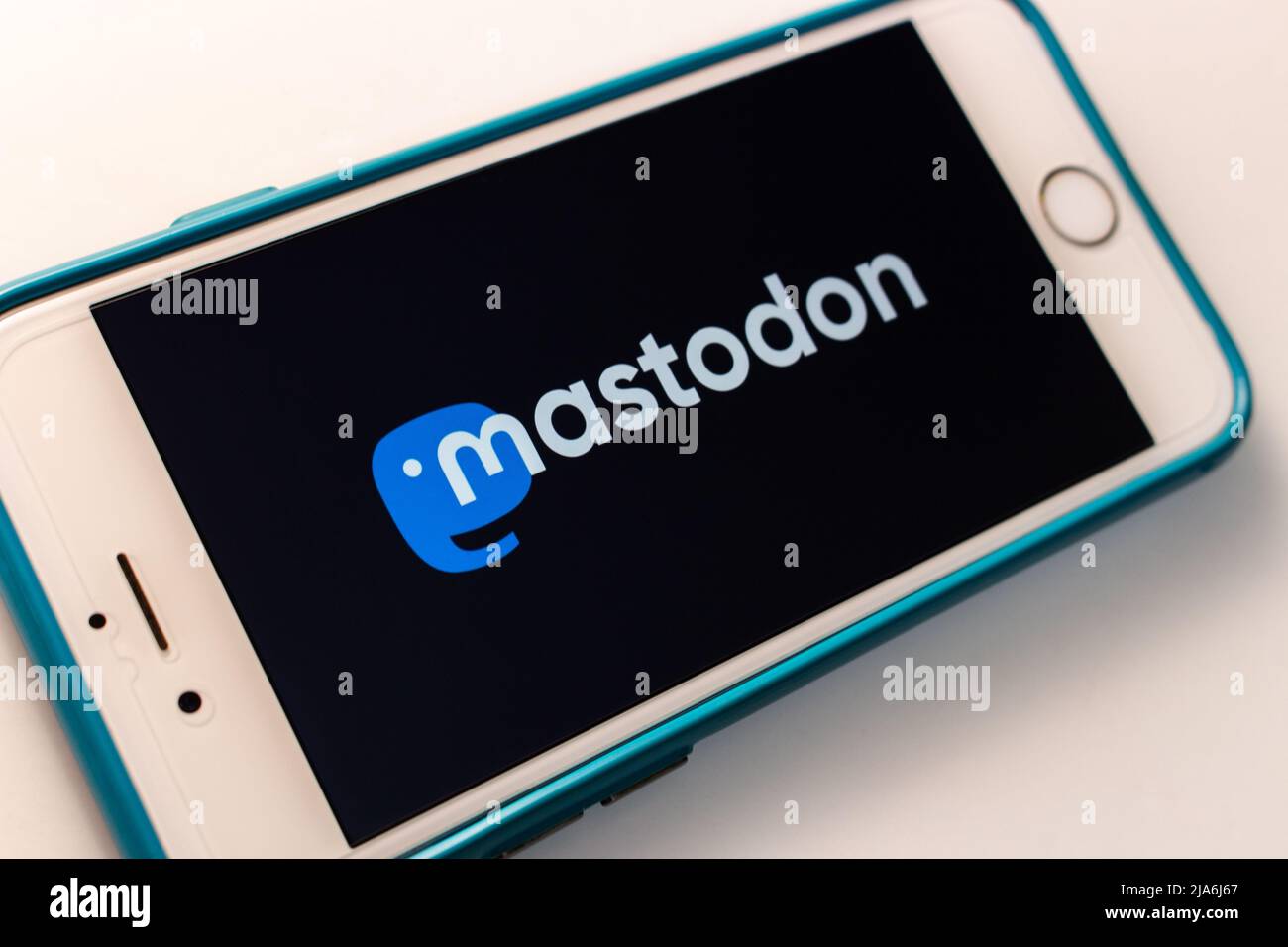 Kumamoto, JAPAN - Feb 8 2021 : das Logo von Mastodon, einer kostenlosen Open-Source-Software zum Ausführen von selbst gehosteten SNS auf einem iPhone Stockfoto