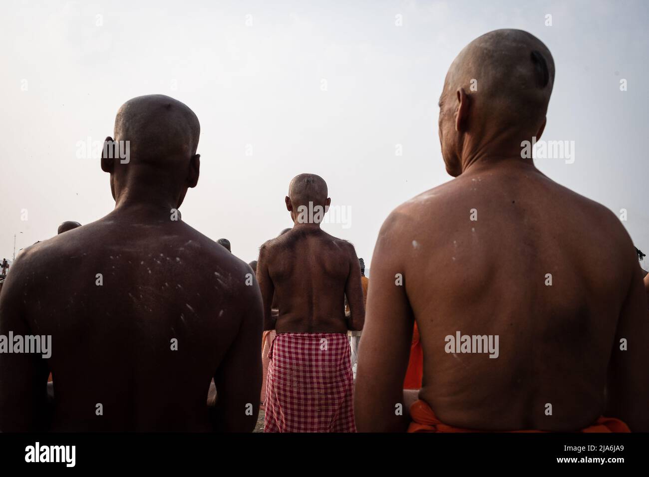 Prayagraj, Uttar Pradesh, Indien. 5.. Februar 2019. Pilger schauen während der Initiationsverfahren auf den Ganges-Fluss, um beim Kumbh Mela-Fest Sadhus zu werden. Alle zwölf Jahre beginnen Millionen von hinduistischen Anhängern eine massive Pilgerfahrt zu den heiligsten indischen Festen: Dem Kumbha Mela, der in Prayagraj stattfindet, einem Ort, der als besonders vielversprechend gilt, weil er sich am Zusammenfluss des Ganges, Yamuna und des mythischen Samswati befindet. Es wird geschätzt, dass im Jahr 2019 120 Millionen Menschen im Laufe von eineinhalb Monaten an der heiligen Einfriedung teilnahmen. Diese Zahlen entsprechen Th Stockfoto