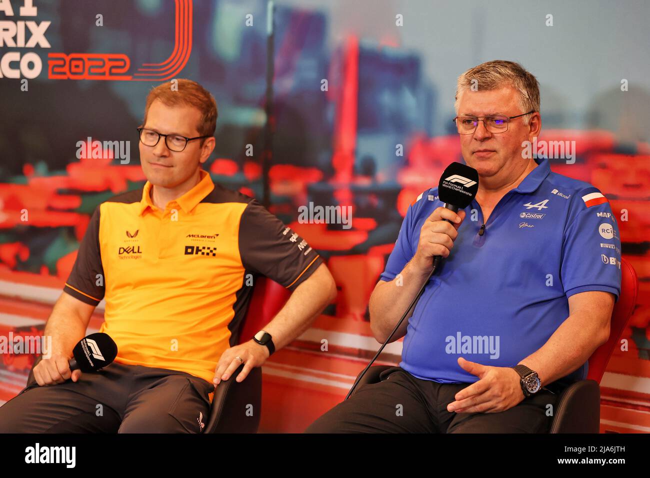 (L bis R): Andreas Seidl, McLaren Geschäftsführer und Otmar Szafnauer (USA) Alpine F1 Team, Teamchef bei der FIA Pressekonferenz. Großer Preis von Monaco, Samstag, 28.. Mai 2022. Monte Carlo, Monaco. Stockfoto