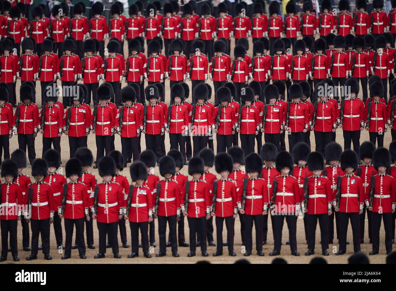 Soldatenparade während der Colonel's Review, der Abschlussprobe des Trooping the Color, der jährlichen Geburtstagsparade der Königin, bei der Horse Guards Parade in London. Bilddatum: Samstag, 28. Mai 2022. Stockfoto