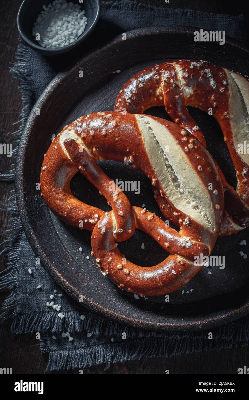 Hausgemachte und knusprige Brezeln mit zu Hause frisch gebackenem Salz. Frisch gebackene salzige Brezeln. Stockfoto