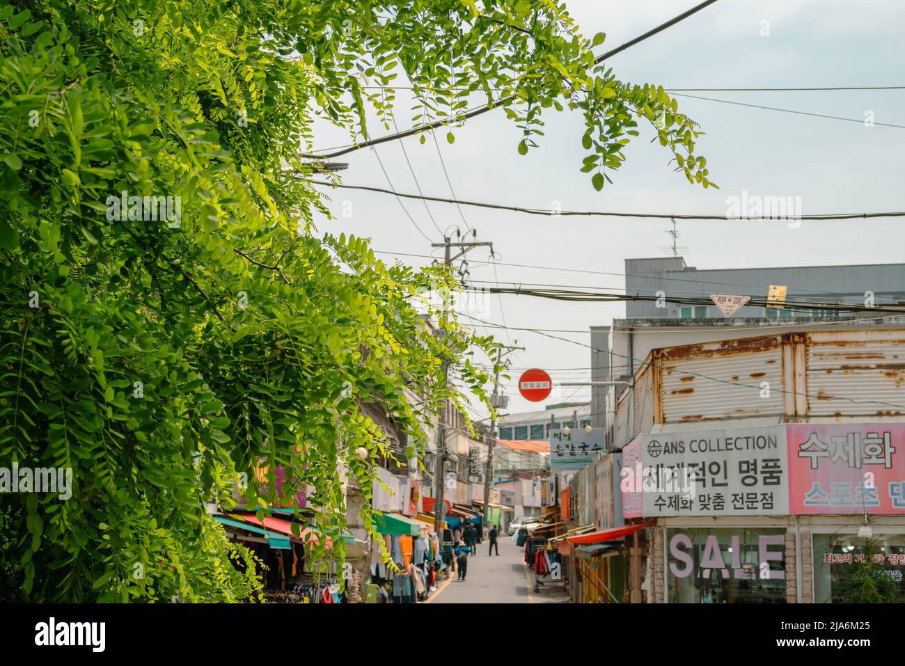 Cheonan, Korea - 11. Mai 2022 : Myeongdong-gil Vintage Kleidung Einkaufsstraße Stockfoto