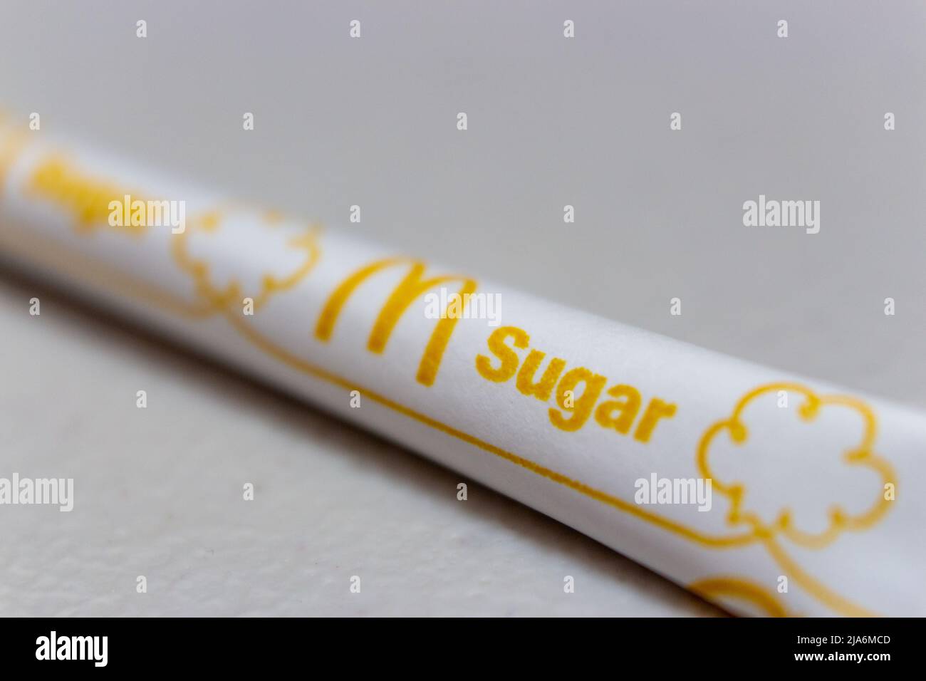 Kumamoto, JAPAN - Jan 8 2021 : Nahaufnahme McDonald’s Stick shaped Sugar Packet on Tray Stockfoto
