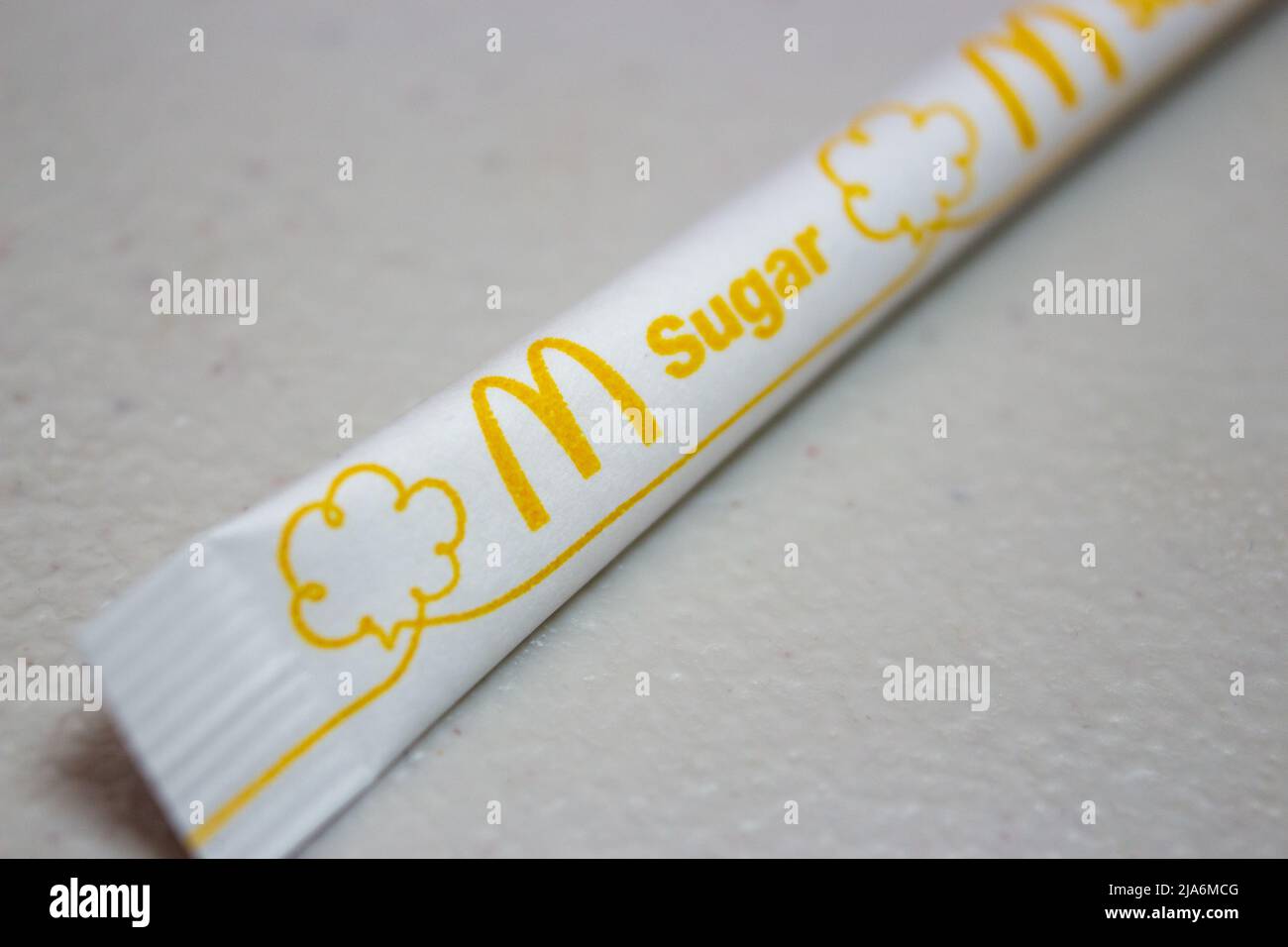 Kumamoto, JAPAN - Jan 8 2021 : Nahaufnahme McDonald’s Stick shaped Sugar Packet on Tray Stockfoto