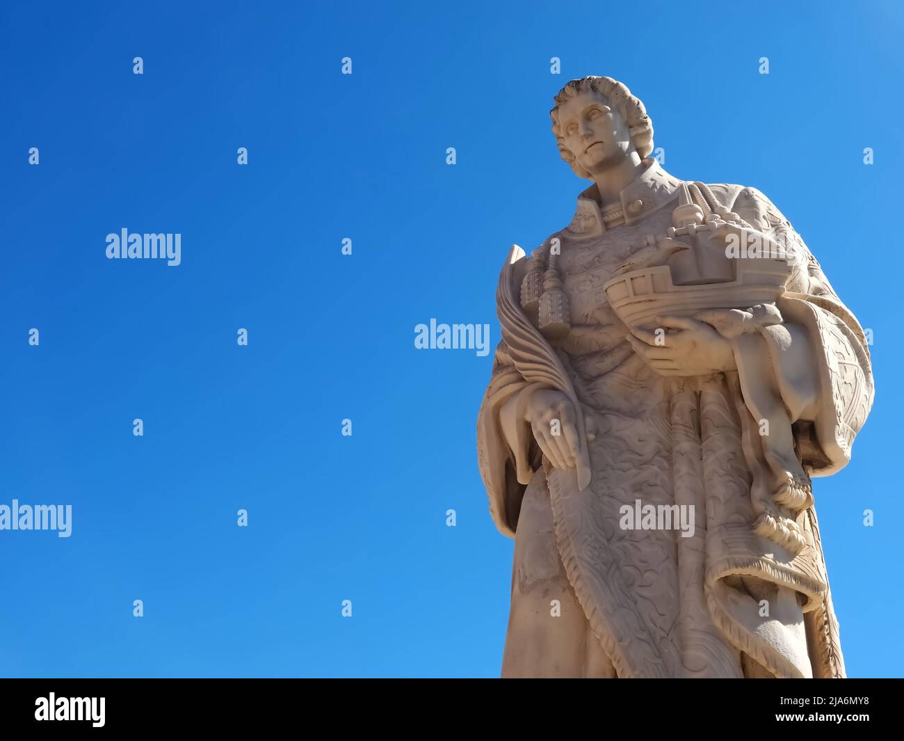 Statue von Sao Vicente oder Saint Vincent in Lissabon isoliert mit blauem Himmel Stockfoto