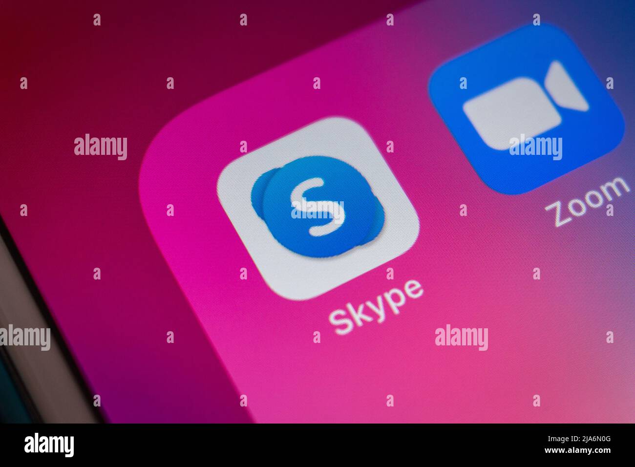 Kumamoto, Japan - Feb 16 2021 : Skype (Telekommunikations-App, die sich auf Video-Chat, Sprachanrufe und Instant Messaging spezialisiert hat) mit Zoom-App auf dem iPhone Stockfoto