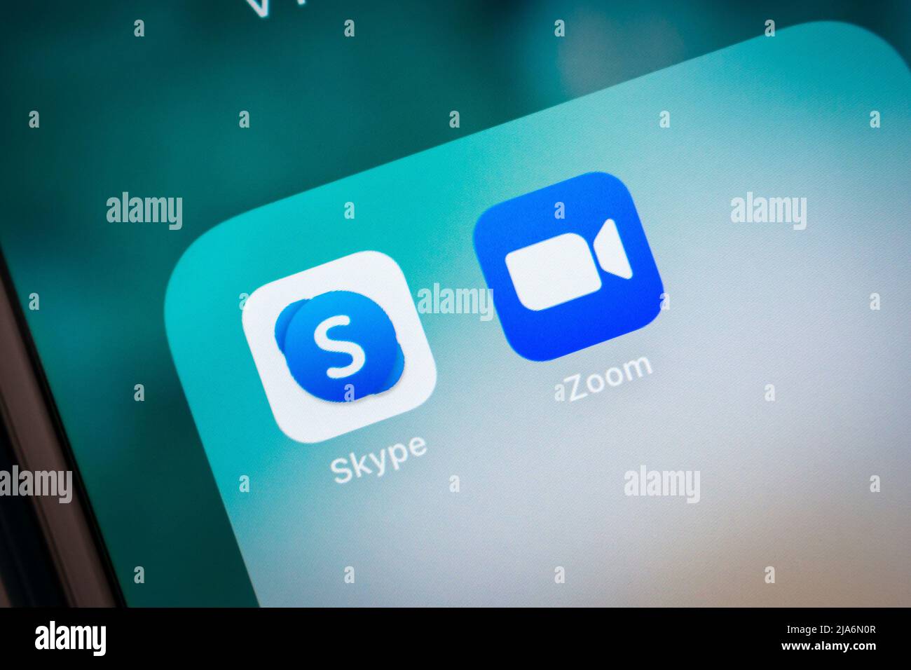 Kumamoto, Japan - Feb 16 2021 : Skype (Telekommunikations-App, die sich auf Video-Chat, Sprachanrufe und Instant Messaging spezialisiert hat) mit Zoom-App auf dem iPhone Stockfoto