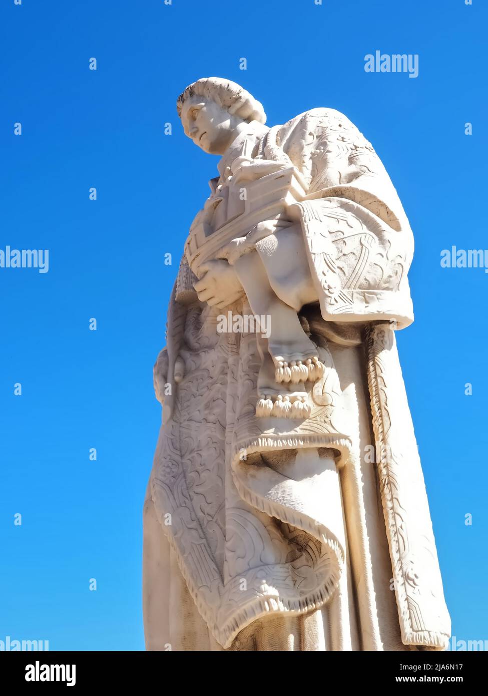 Statue von Sao Vicente oder Saint Vincent in Lissabon isoliert mit blauem Himmel Stockfoto