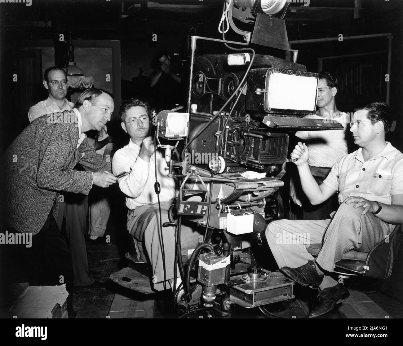 Kameramann WILLIAM H. DANIELS mit Camera Crew am Set offen während der