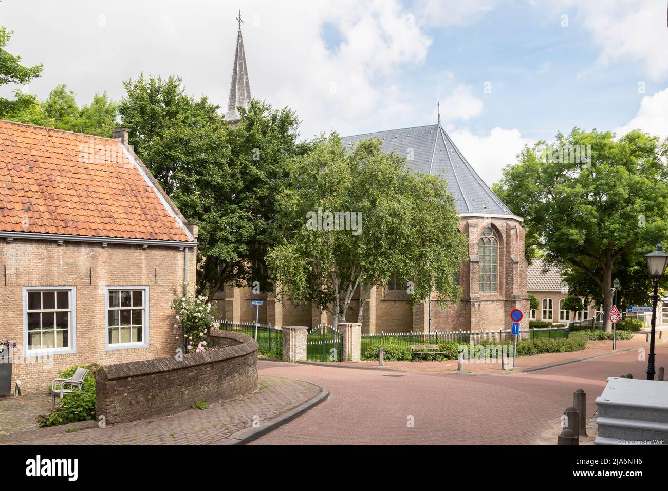 Kirche im malerischen holländischen Dorf Heenvliet. Stockfoto
