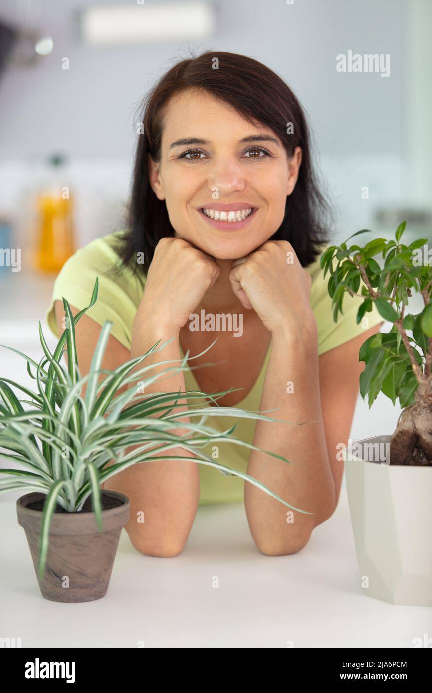 Hübsche Frau posiert zu Hause Stockfoto
