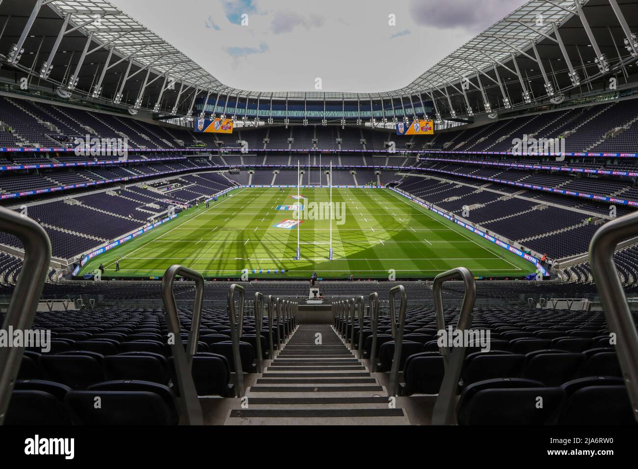 Allgemeiner Blick in das Tottenham Hotspur Stadium vor dem heutigen ab Sundecks 1895 Cup Finale Stockfoto