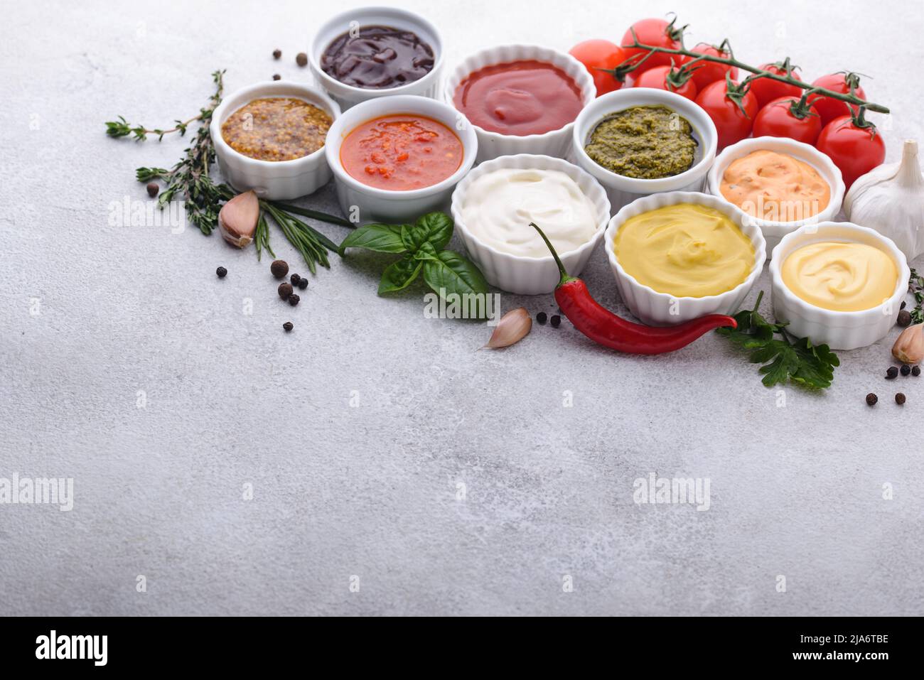 Set aus verschiedenen Saucen. Ketchup, Senf und Mayonnaise Stockfoto