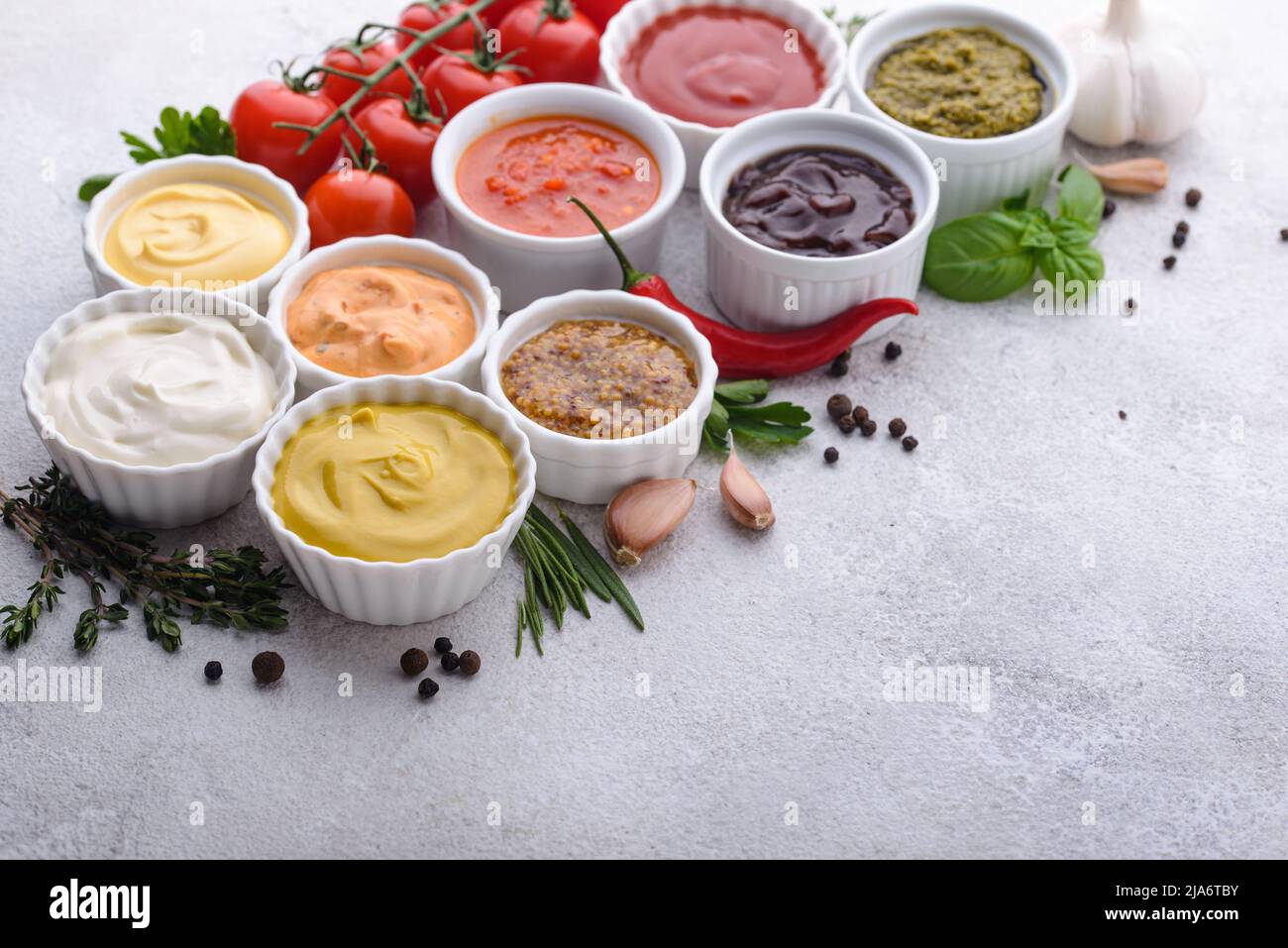 Set aus verschiedenen Saucen. Ketchup, Senf und Mayonnaise Stockfoto