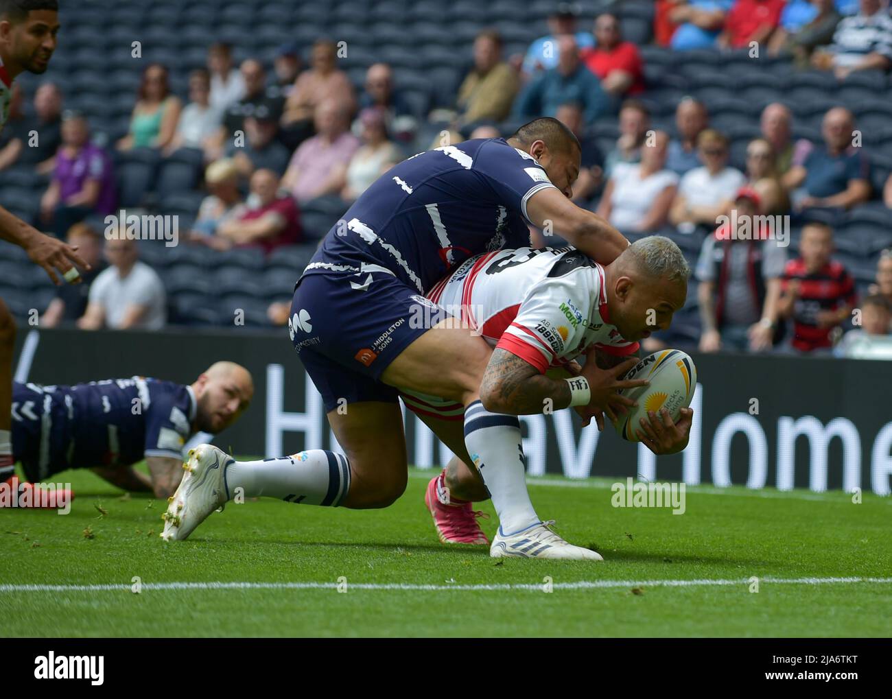 Tottenham Hotspors Stadium, London, Großbritannien. 28. Mai 2022. Krisnan Inu versucht es beim Leigh 2022 1895 Cup Finale: Featherstone Rovers V Leigh Centurions Ort: Tottenham Hotspur Stadium, England Datum: Samstag, 28. Mai Kick-off: 12:00 BST Credit: Craig Cresswell/Alamy Live News Stockfoto
