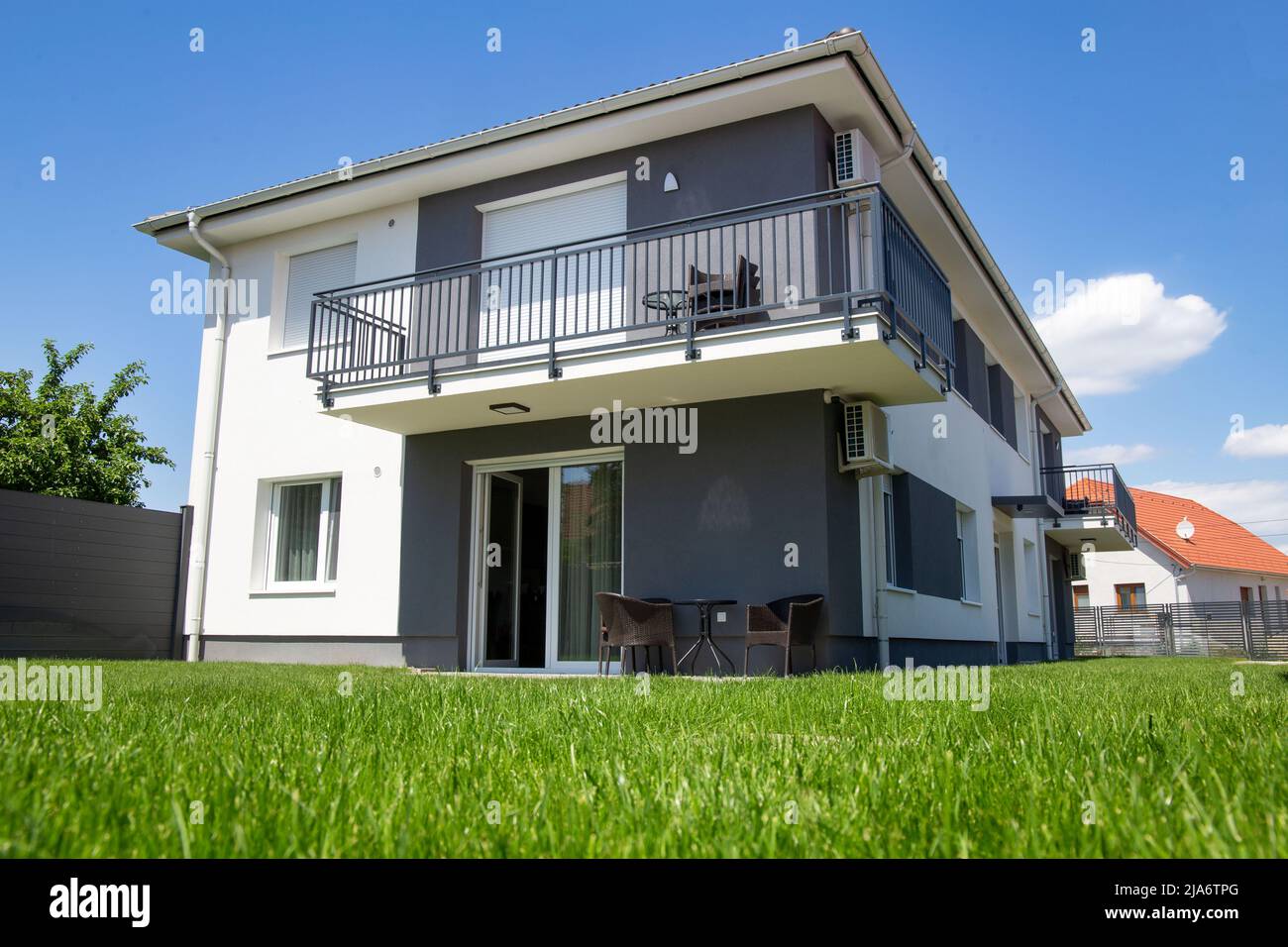 Symbolbild Einfamilienhaus: Neues Wohnhaus vor blauem Himmel Stockfoto