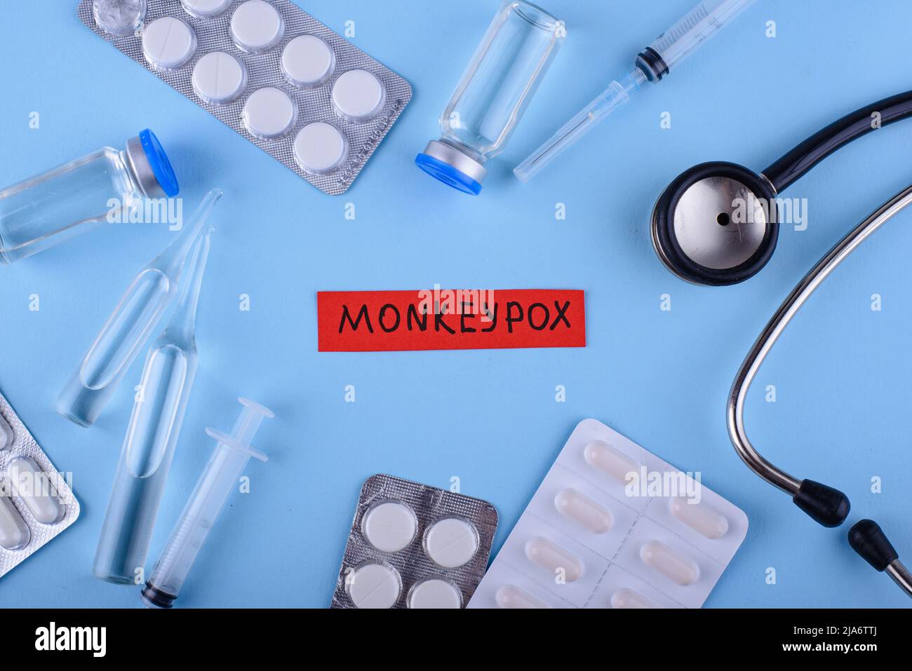 Monkeypox-Virus-Konzept. Medizinischer Schreibtisch Stockfoto
