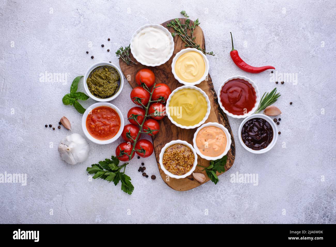 Set aus verschiedenen Saucen. Ketchup, Senf und Mayonnaise Stockfoto