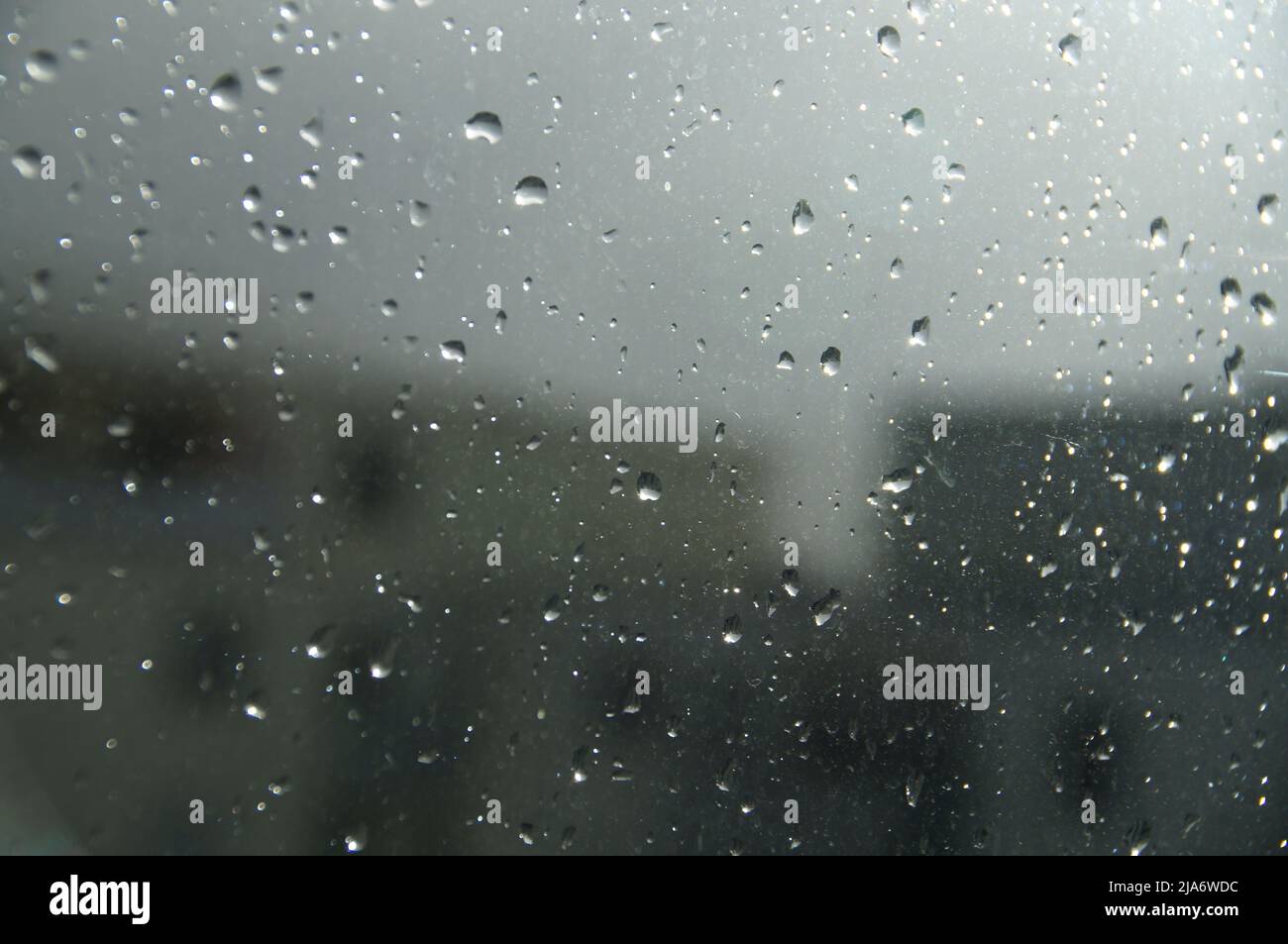 Wassertropfen auf einem Fenster Stockfoto