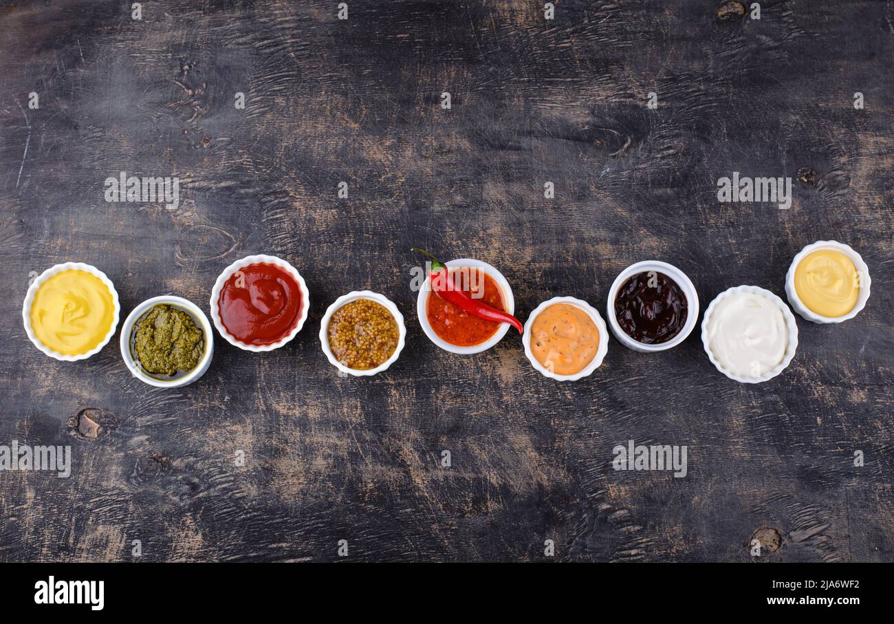 Set aus verschiedenen Saucen. Ketchup, Senf und Mayonnaise Stockfoto
