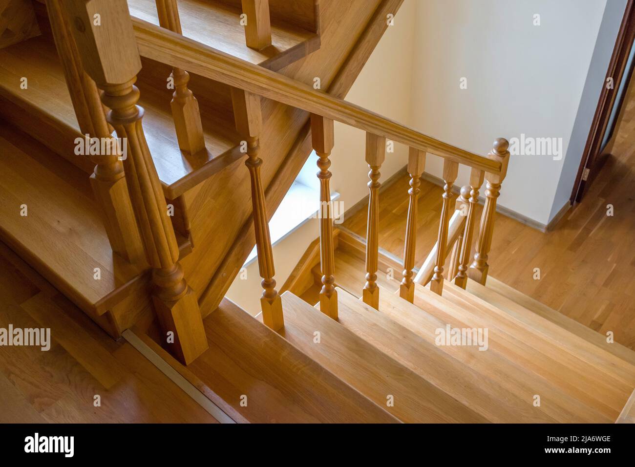 Details der braunen Holztreppe. Nahaufnahme, Draufsicht. Stockfoto