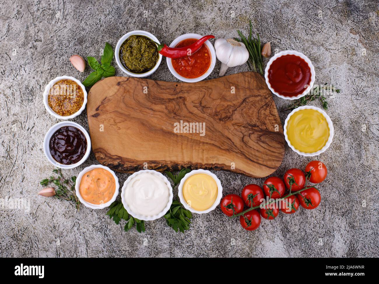 Set aus verschiedenen Saucen. Ketchup, Senf und Mayonnaise Stockfoto