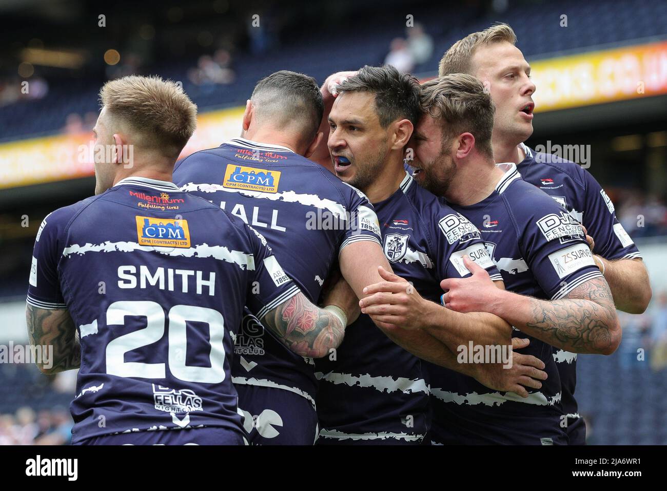 Craig Hall #4 von Featherstone Rovers feiert seinen Versuch und macht in der ersten Halbzeit 6-6 Punkte Stockfoto