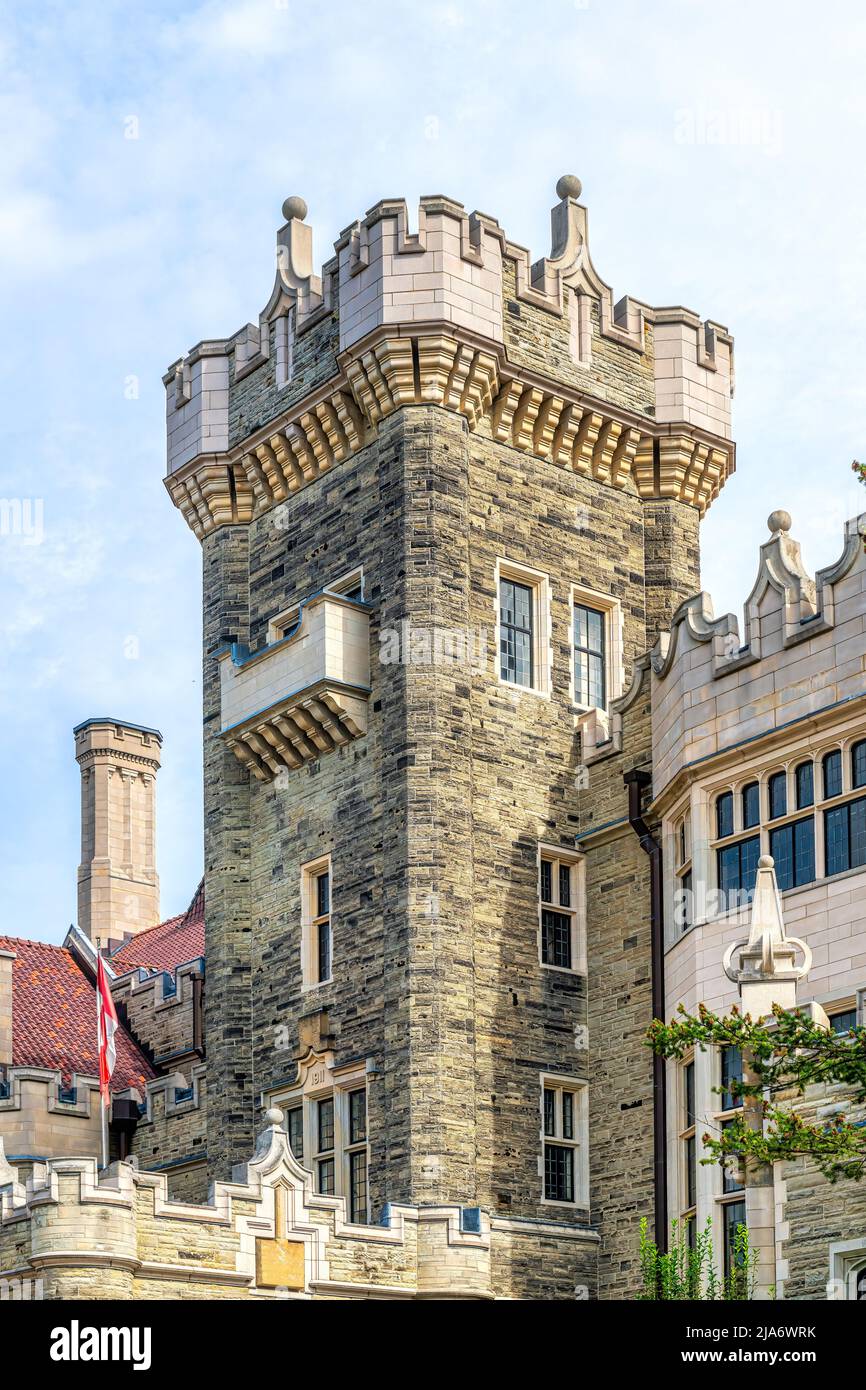 Casa Loma, Seitenansicht des Außenturms in der Fassade. Das mittelalterliche Schloss ist ein berühmter Ort und eine wichtige Touristenattraktion in der Hauptstadt CI Stockfoto