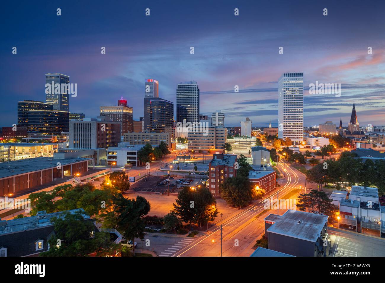 Tulsa, Oklahoma, USA die Skyline in der Dämmerung. Stockfoto