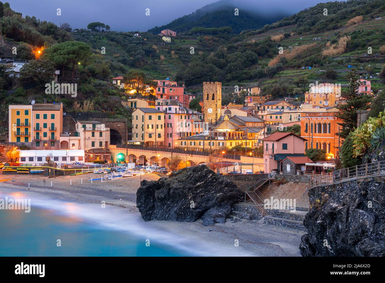 Monterosso, Italien in der Region Cinque Terre in der Abenddämmerung am Mittelmeer. Stockfoto