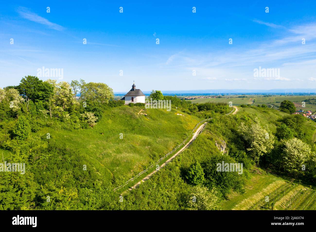 Luftaufnahme aus dem Naturschutzgebiet der kleinen Kalmit. Liegt im Osten des Pfälzerwaldes in der Nähe des Wein- und Ferienortes Ilbesheim. Stockfoto