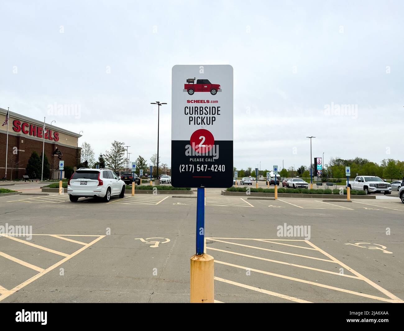 Springfield, IL USA - 2. Mai 2022: Das Pickup-Schild an der Bordwand auf dem Parkplatz eines Scheels Sporting-Warenhauses in Springfield, Illinois. Stockfoto