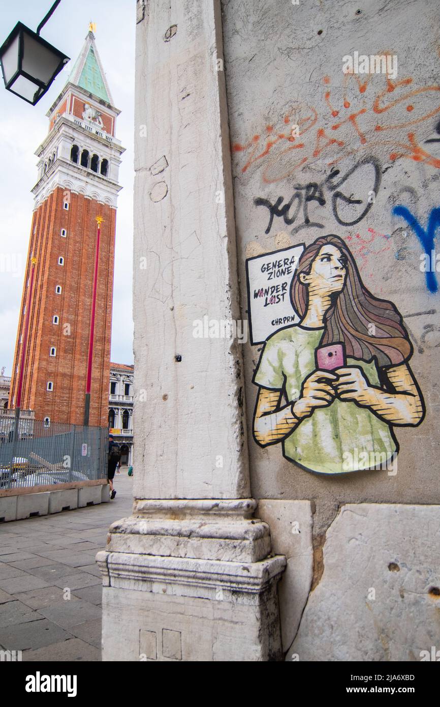 Venedig, auf dem Markusplatz hat sich in den letzten Tagen ein neues Graffiti entwickelt. Stockfoto