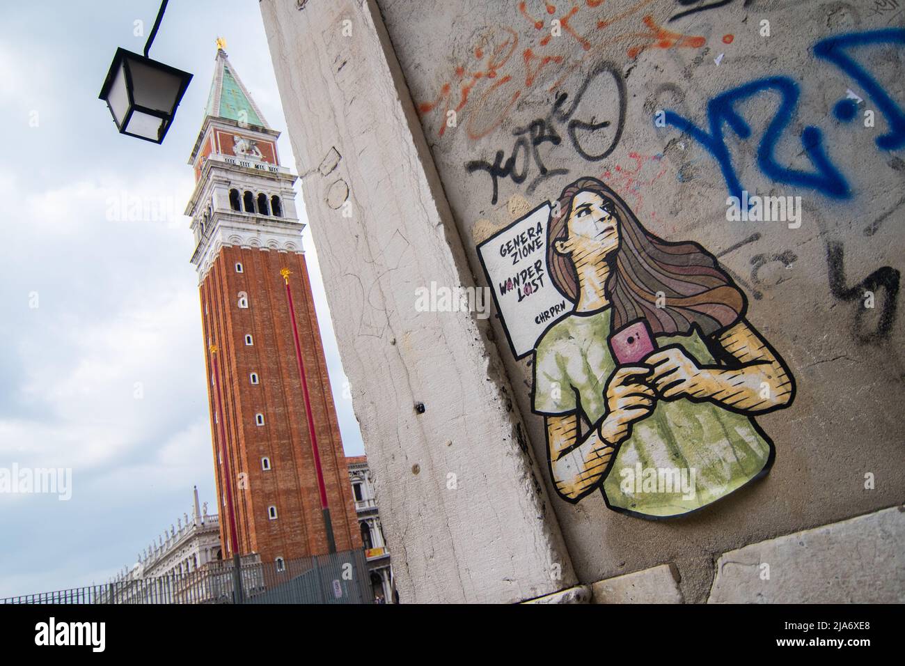 Venedig, auf dem Markusplatz hat sich in den letzten Tagen ein neues Graffiti entwickelt. Stockfoto