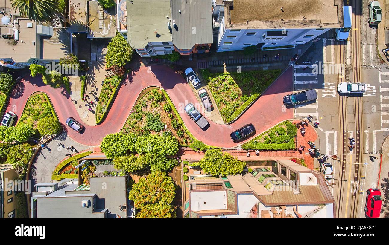 Blick über die verwinkelte Backsteinstraße an der Lombard Street in San Francisco Stockfoto