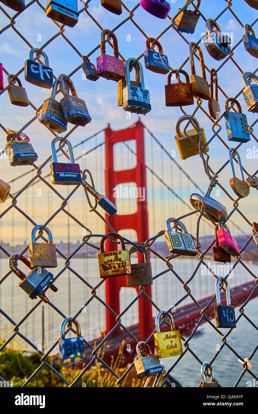 Kettengliederzaun mit Schlössern und Golden Gate Bridge in der Ferne bedeckt Stockfoto