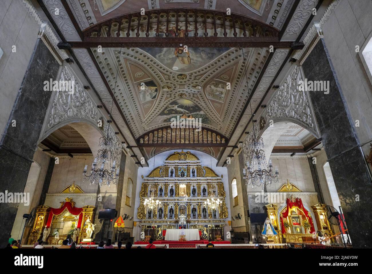 Cebu, Philippinen - 2022. Mai: Menschen beten in der Basilika Minore del Santo Niño de Cebu am 23. Mai 2022 in Cebu, Philippinen. Stockfoto