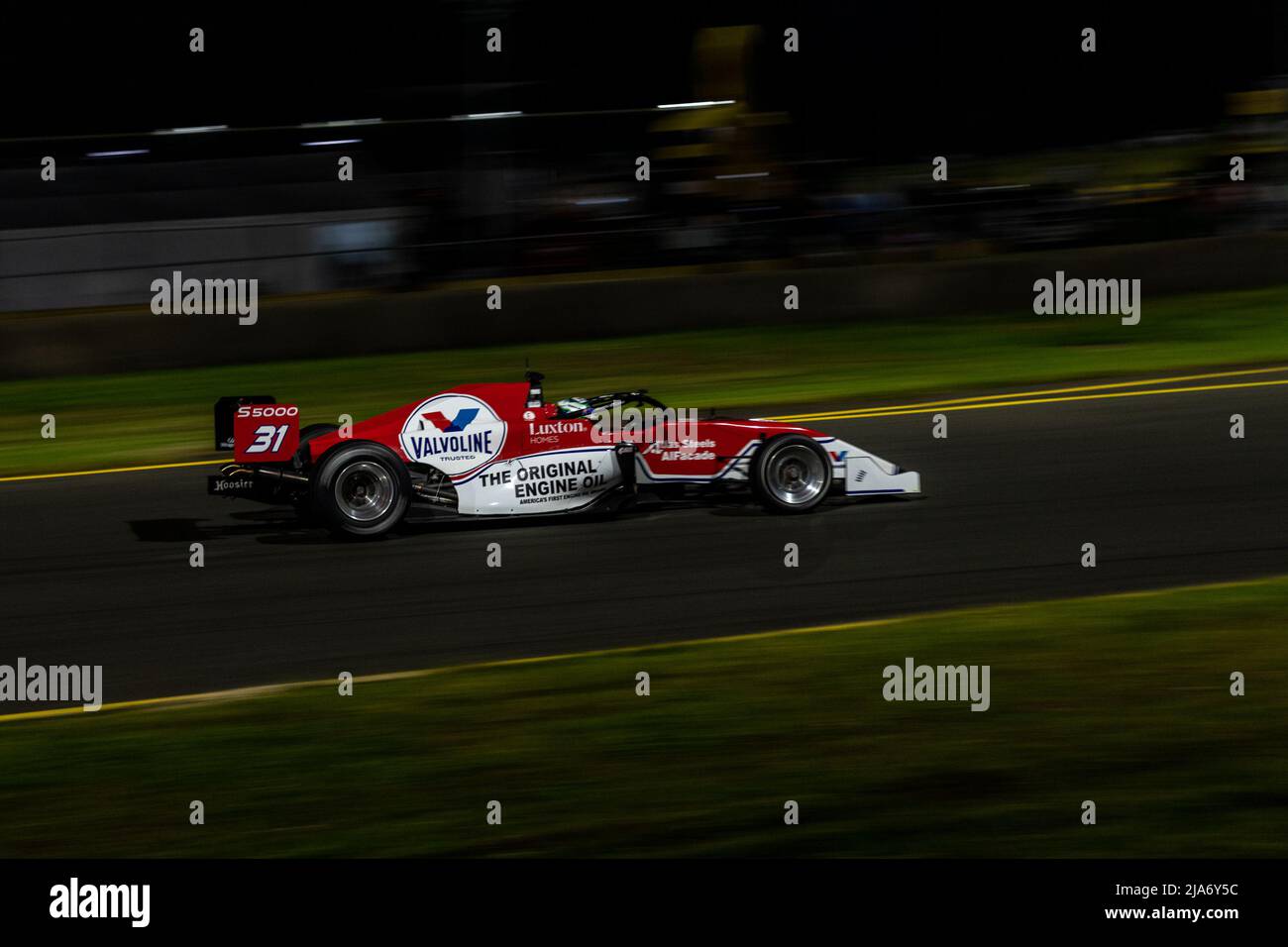 Sydney, Australien. 28. Mai 2022. James Golding (#31) pilotieren sein Team Valvoline GRM S5000 während des Rennens 1 der Australian Driver's Championship S5000 über die Brücke im Sydney Motorsport Park. Kredit: James Forrester / Alamy Live Nachrichten. Stockfoto