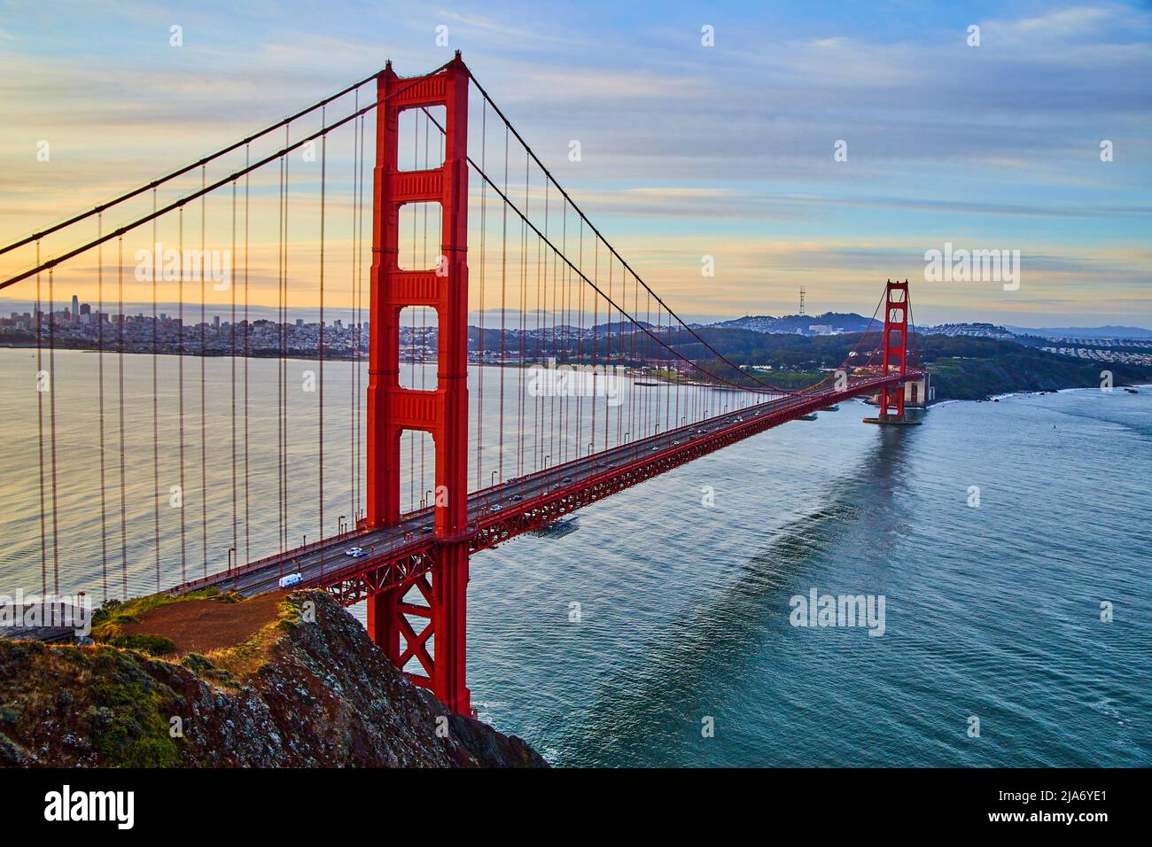 Die berühmte Golden Gate Bridge von San Francisco bei Sonnenaufgang aus dem Nordwesten Stockfoto