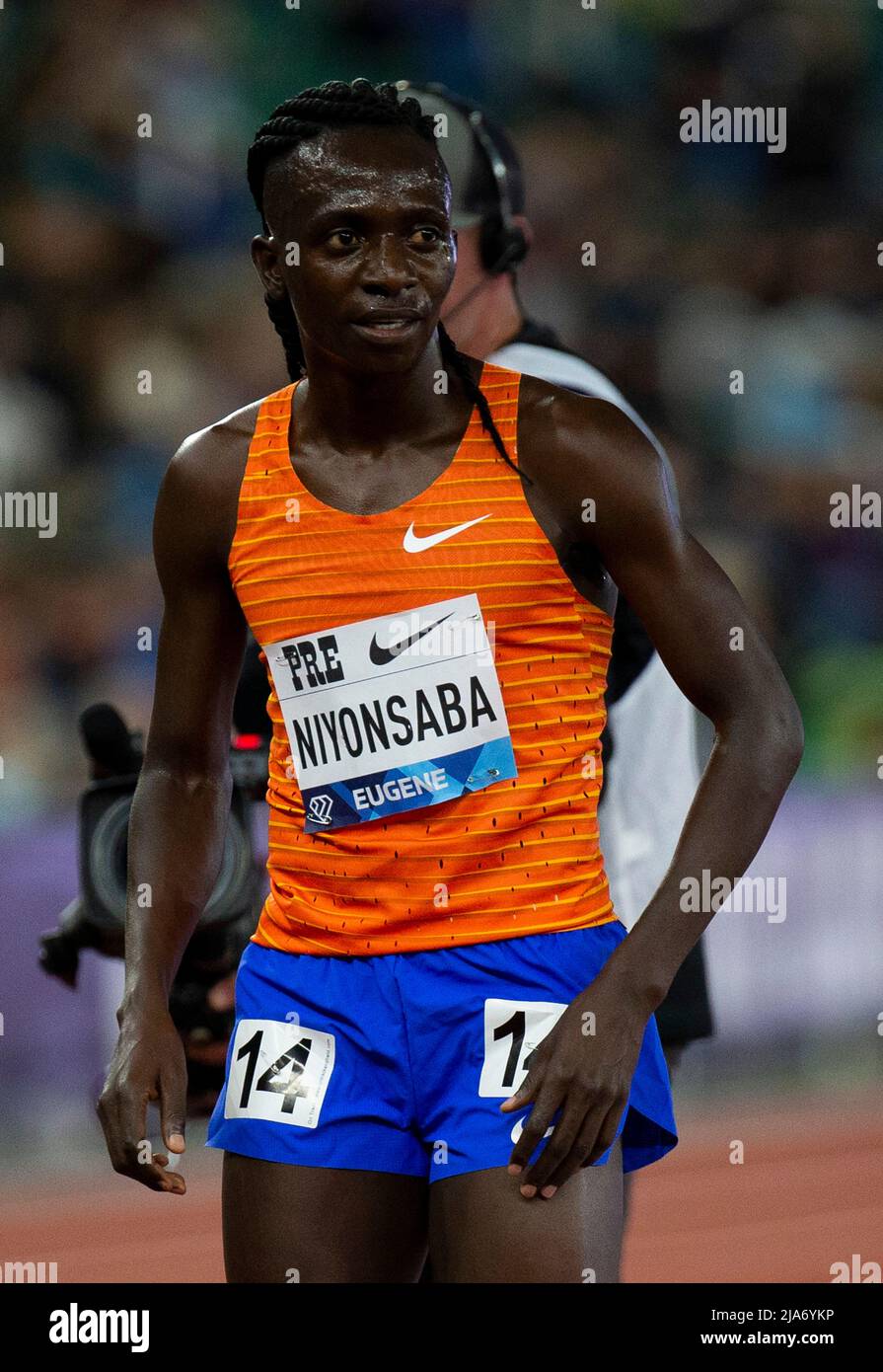 27. Mai 2022 Eugene ODER USA: Francine Niyonsaba gewinnt die zwei Meilen der Frauen mit der Zeit von 8:59,08 während des Nike Prefontaine Classic Night Meet im Hayward Field Eugene ODER Thurman James/CSM Stockfoto