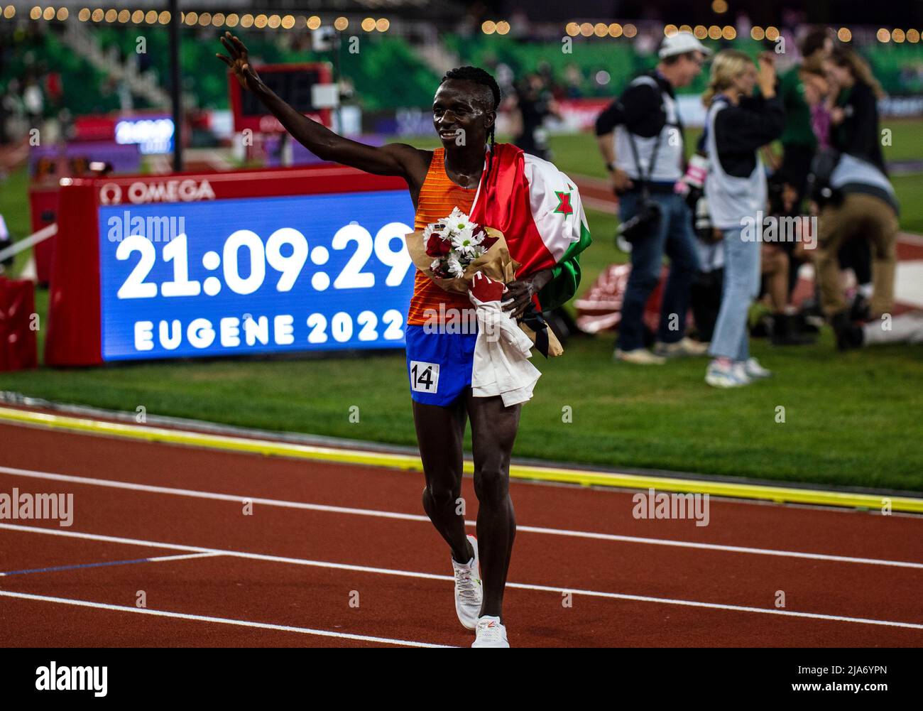 27. Mai 2022 Eugene ODER USA: Francine Niyonsaba gewinnt die zwei Meilen der Frauen mit der Zeit von 8:59,08 während des Nike Prefontaine Classic Night Meet im Hayward Field Eugene ODER Thurman James/CSM Stockfoto