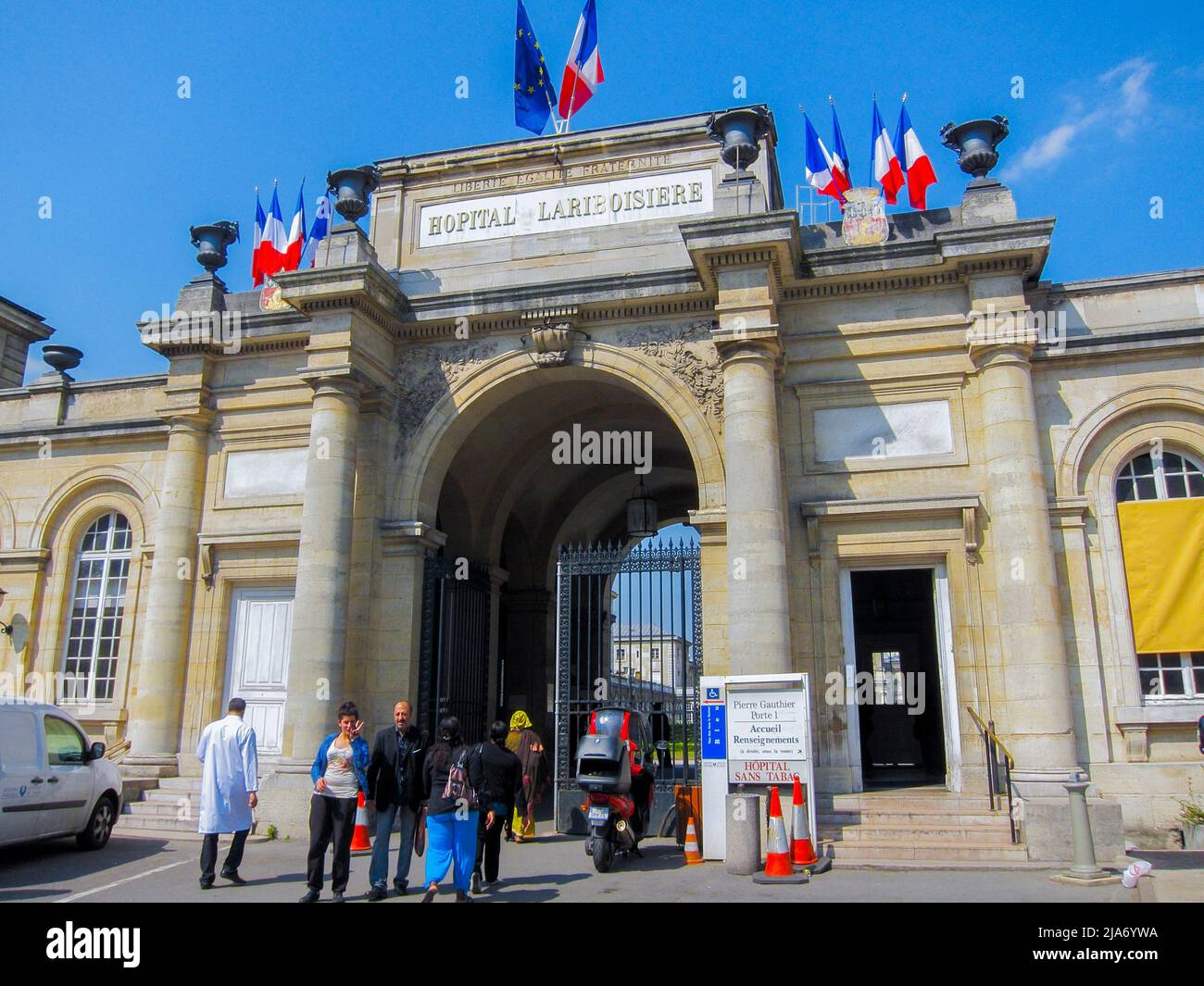 Paris, Frankreich, Menschen Gehen, Öffentliches Krankenhaus, Lariboisier, Vordereingang, Historisches Gebäude, Schild Stockfoto