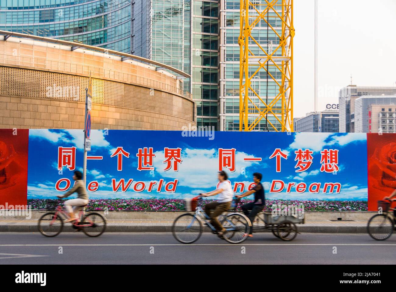 Peking, China, Fahrradfahrer, Straßenszene, neue Baustelle, Schild, „One World“ City Center, chinesische Baustellenwerbung, china Local Government Debt Apartments in verschiedenen Sprachen Schild china zeitgenössische Einheimische Stockfoto